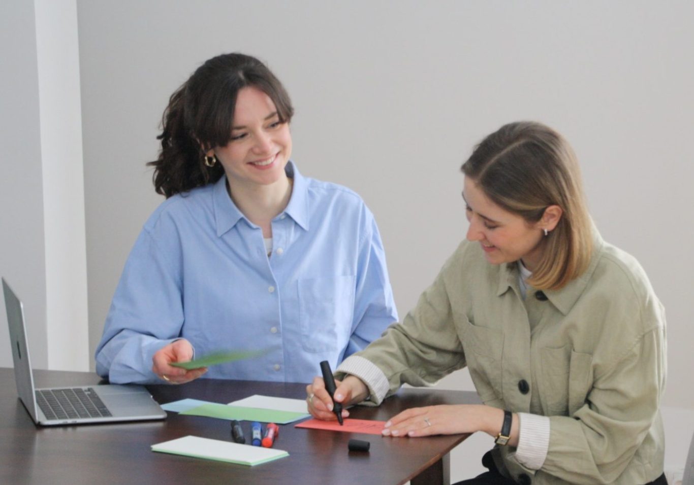 Coaching Frankfurt Selina und Ricarda, zwei M.Sc. Psychologinnen und systemische Coaches in bei Rise Coaching Frankfurt